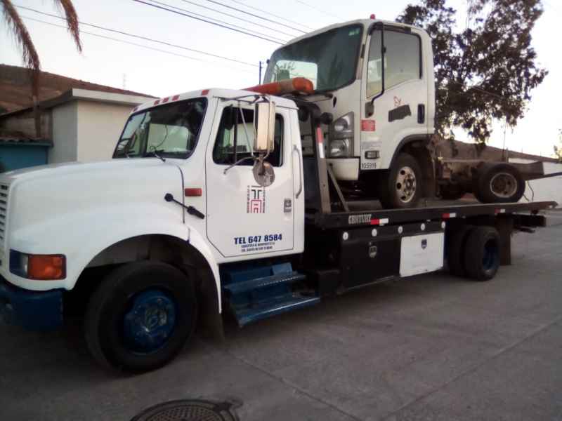 grua de tramitadora ayala transportando sin rodar auto de franquicia de productos lacteos