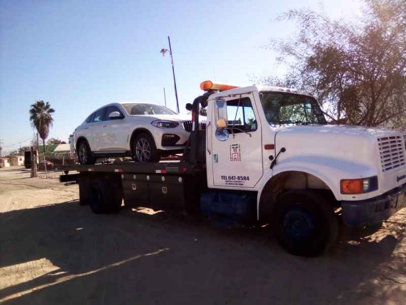 grua de tramitadora ayala transportando sin rodar auto blanco 