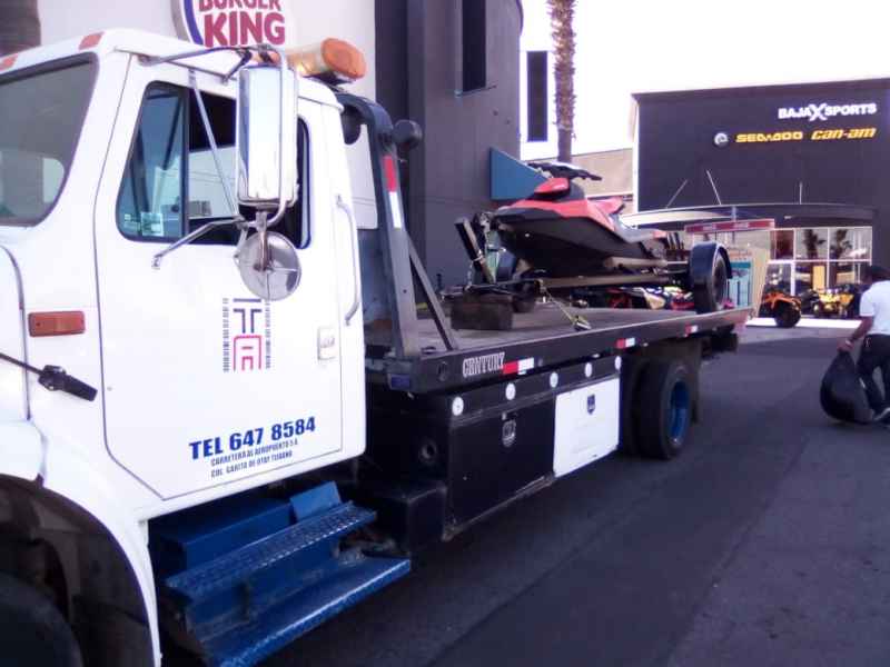 transportacion de lancha acuatica sobre grua de tramitadora ayala