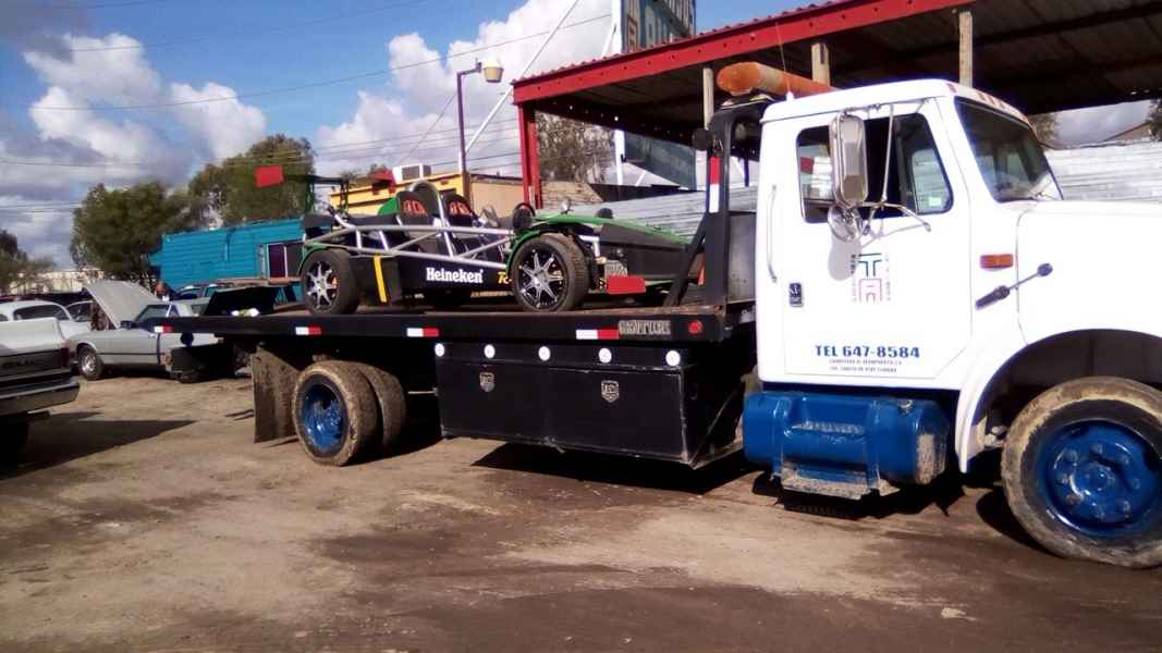 grua de tramitadora ayala transportando auto sin rodar
